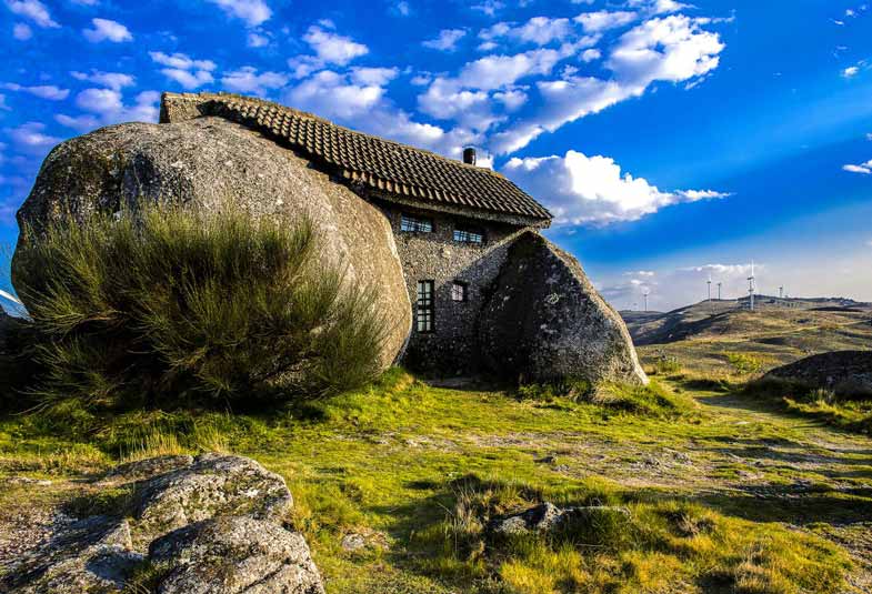 Fafe - boulder house